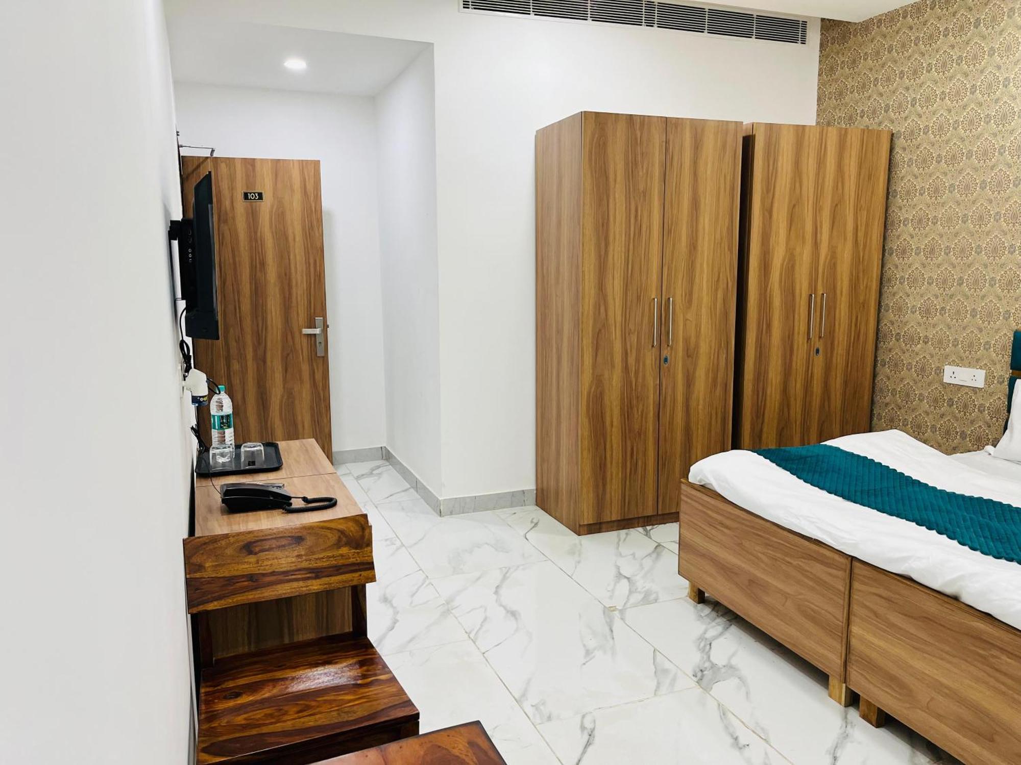 Townhouse Happy Habitat Guest House Greater Noida Exterior photo