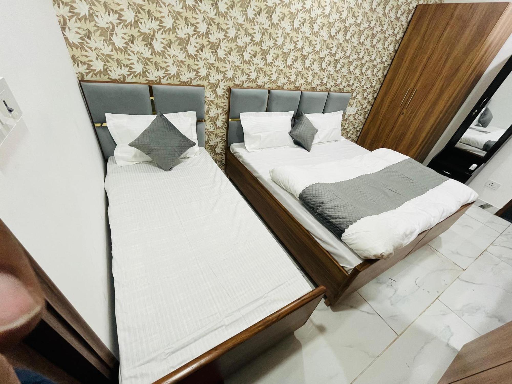 Townhouse Happy Habitat Guest House Greater Noida Exterior photo
