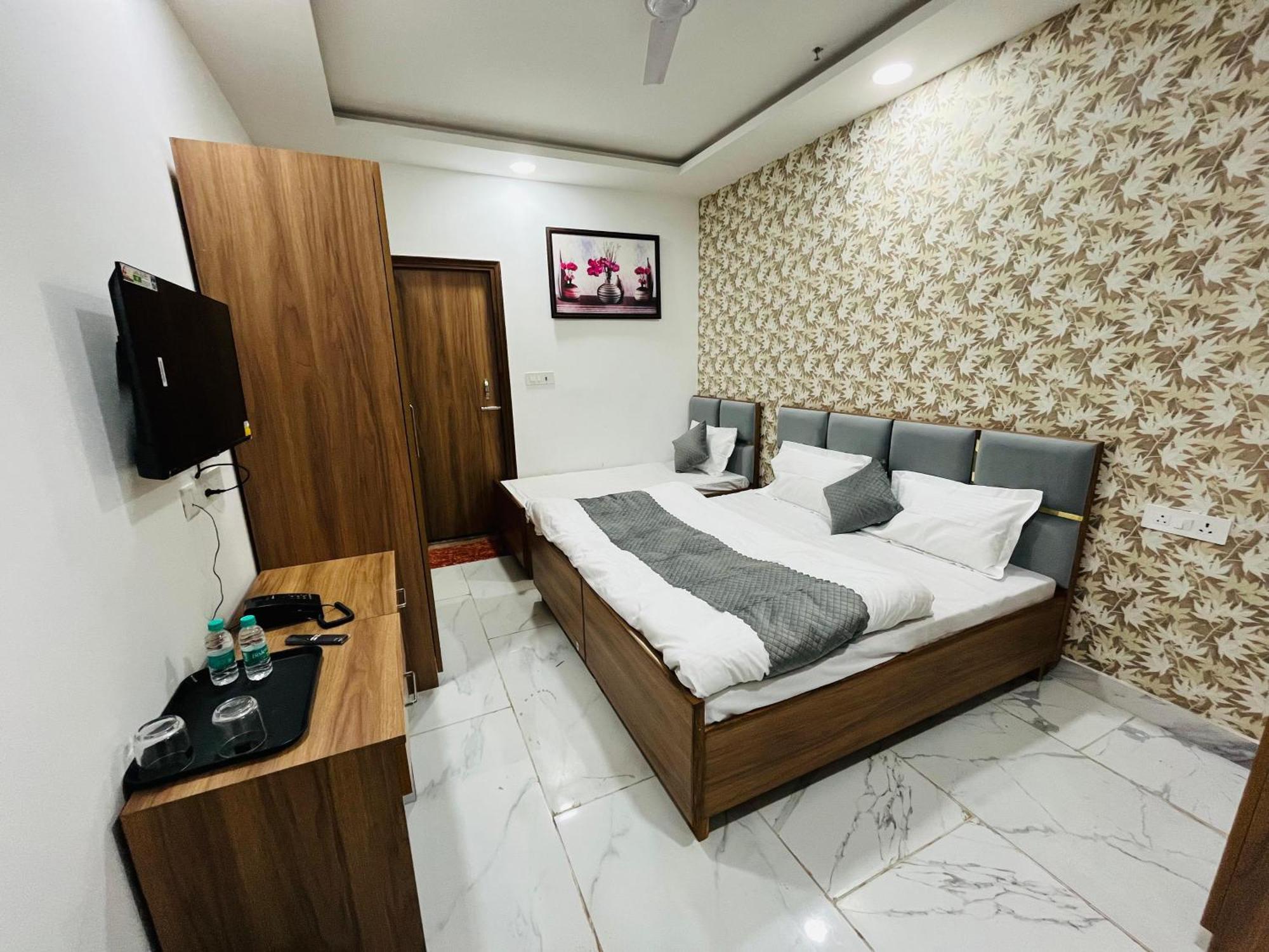 Townhouse Happy Habitat Guest House Greater Noida Exterior photo